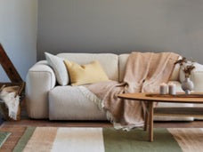 Gemütliches Sofa mit Decke