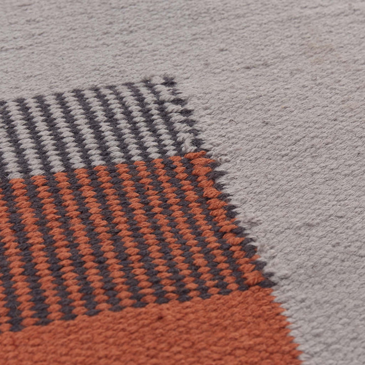 Teppich Indari in Dunkles Graublau & Taubenblau & Terrakotta aus 100% PET | Entdecken Sie unsere schönsten Wohnaccessoires