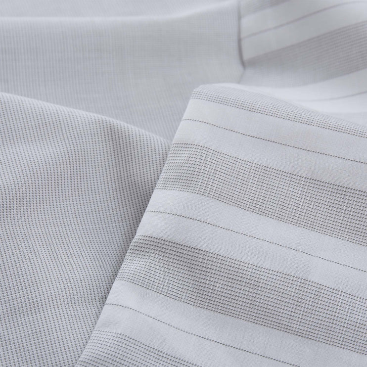 Kissenbezug Izeda in Hellgrau & Weiß aus 100% Baumwolle | Entdecken Sie unsere schönsten Wohnaccessoires