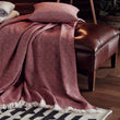 Kissenhülle Uyuni in Weinrot & Creme aus 100% Kaschmirwolle | Entdecken Sie unsere schönsten Wohnaccessoires