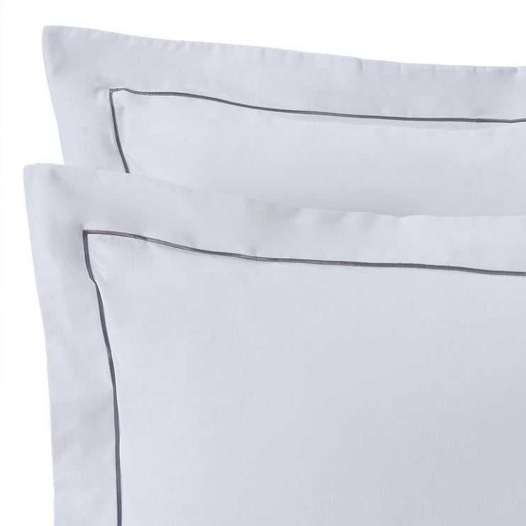 Bettdeckenbezug Karakol, Weiß & Grau, 100% Baumwolle | URBANARA Satin-Bettwäsche