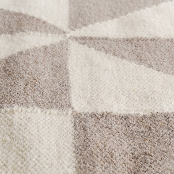 Teppich Almi in Grau & Eierschale aus 50% Wolle & 50% Baumwolle | Entdecken Sie unsere schönsten Wohnaccessoires