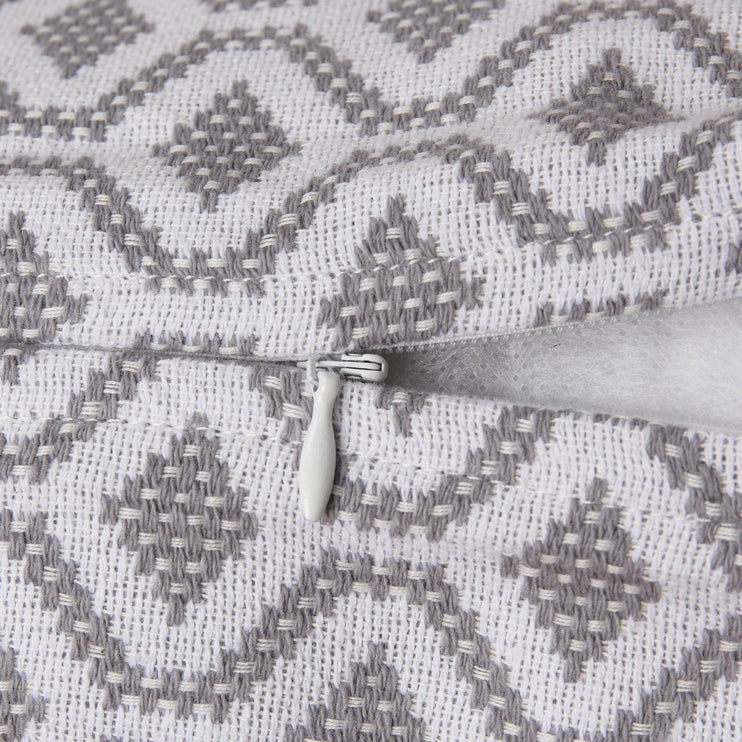 Kissenhülle Viana in Grau & Weiß aus 100% Baumwolle | Entdecken Sie unsere schönsten Wohnaccessoires