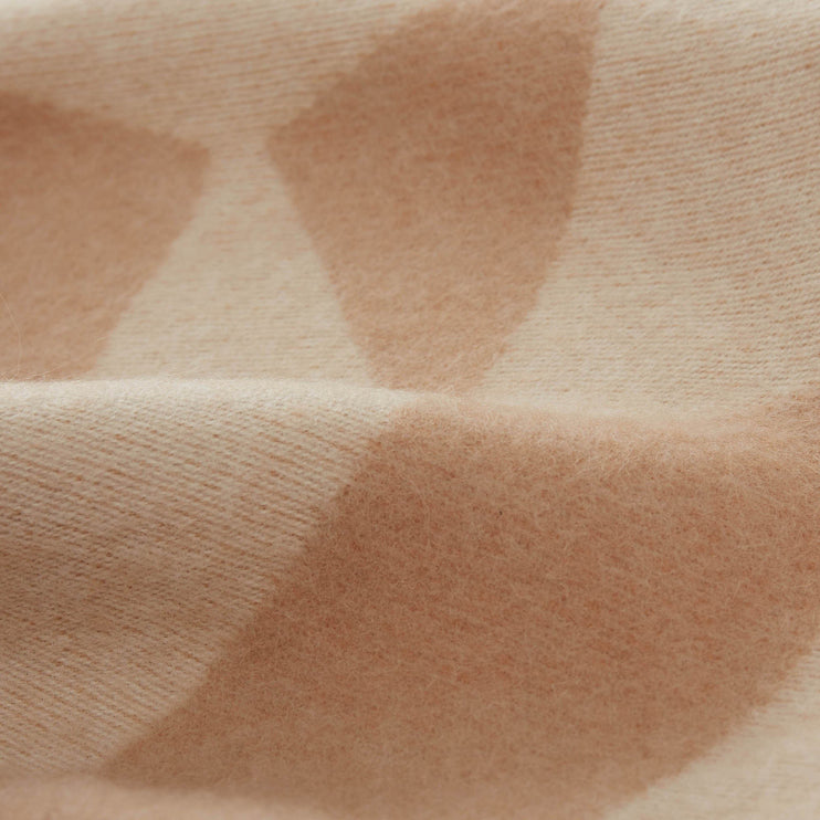 Decke Farum in Beige & Creme aus 100% Merinowolle | Entdecken Sie unsere schönsten Wohnaccessoires