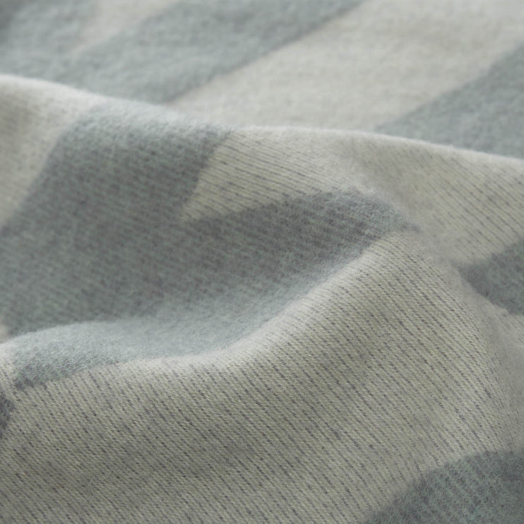 Decke Farum in Graublau & Creme aus 100% Merinowolle | Entdecken Sie unsere schönsten Wohnaccessoires