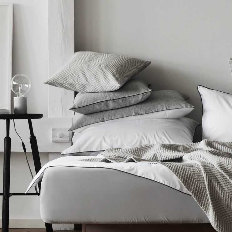 Bettdeckenbezug Sameiroin Grau & Weiß & Anthrazit | Schöne Ideen für Ihr Zuhause | URBANARA