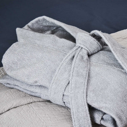 Bademantel Ventosa in Grau & Weiß aus 100% Bio-Baumwolle | Entdecken Sie unsere schönsten Wohnaccessoires