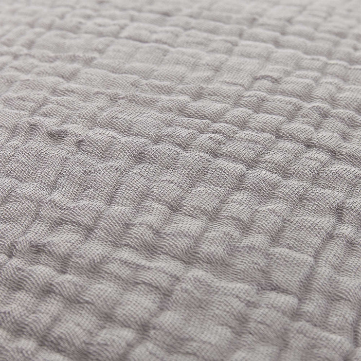 Kissen Couco in Hellgrau & Grau aus 100% Baumwolle | Entdecken Sie unsere schönsten Wohnaccessoires