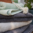 Handtuch Faia in Anthrazit | Schöne Ideen für Ihr Zuhause | URBANARA