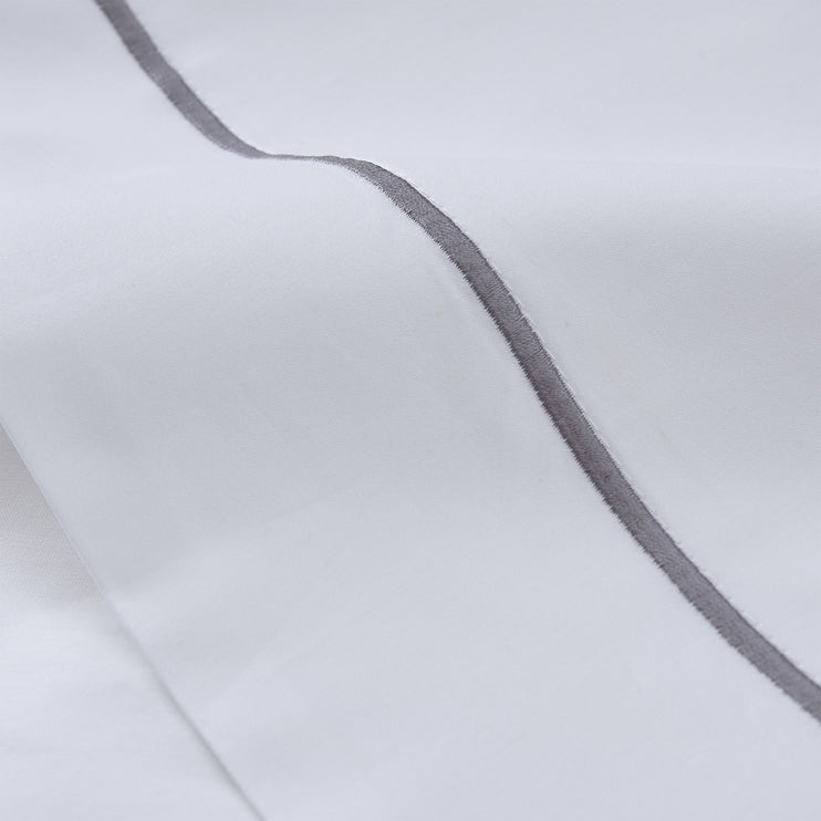 Satin-Bettwäsche Karakol Weiß & Grau, 100% gekämmte und merzerisierte Baumwolle | URBANARA Satin-Bettwäsche