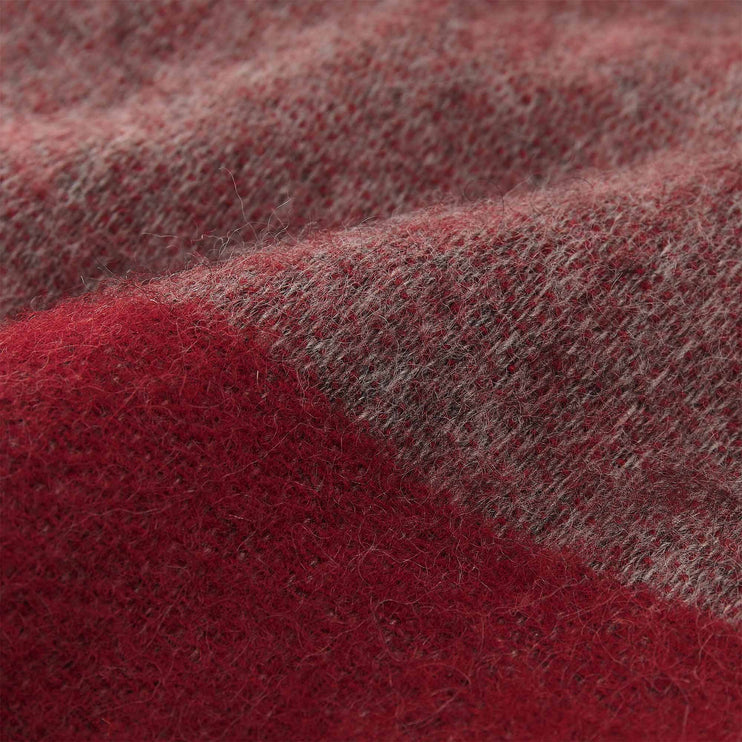 Wolldecke Karby in Rot & Grau aus 100% Schurwolle | Entdecken Sie unsere schönsten Wohnaccessoires