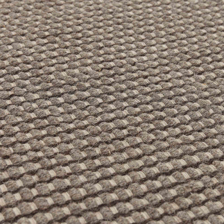 Teppich Kolong in Graubraun & Eierschale aus 100% Wolle | Entdecken Sie unsere schönsten Wohnaccessoires