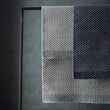 Teppich Modiya in Grau & Hellgrau aus 100% Wolle | Entdecken Sie unsere schönsten Wohnaccessoires