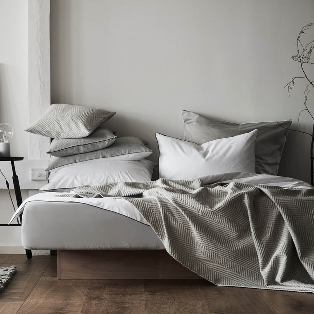Satin-Bettwäsche Lanton in Steingrau & Weiß | Schöne Ideen für Ihr Zuhause | URBANARA